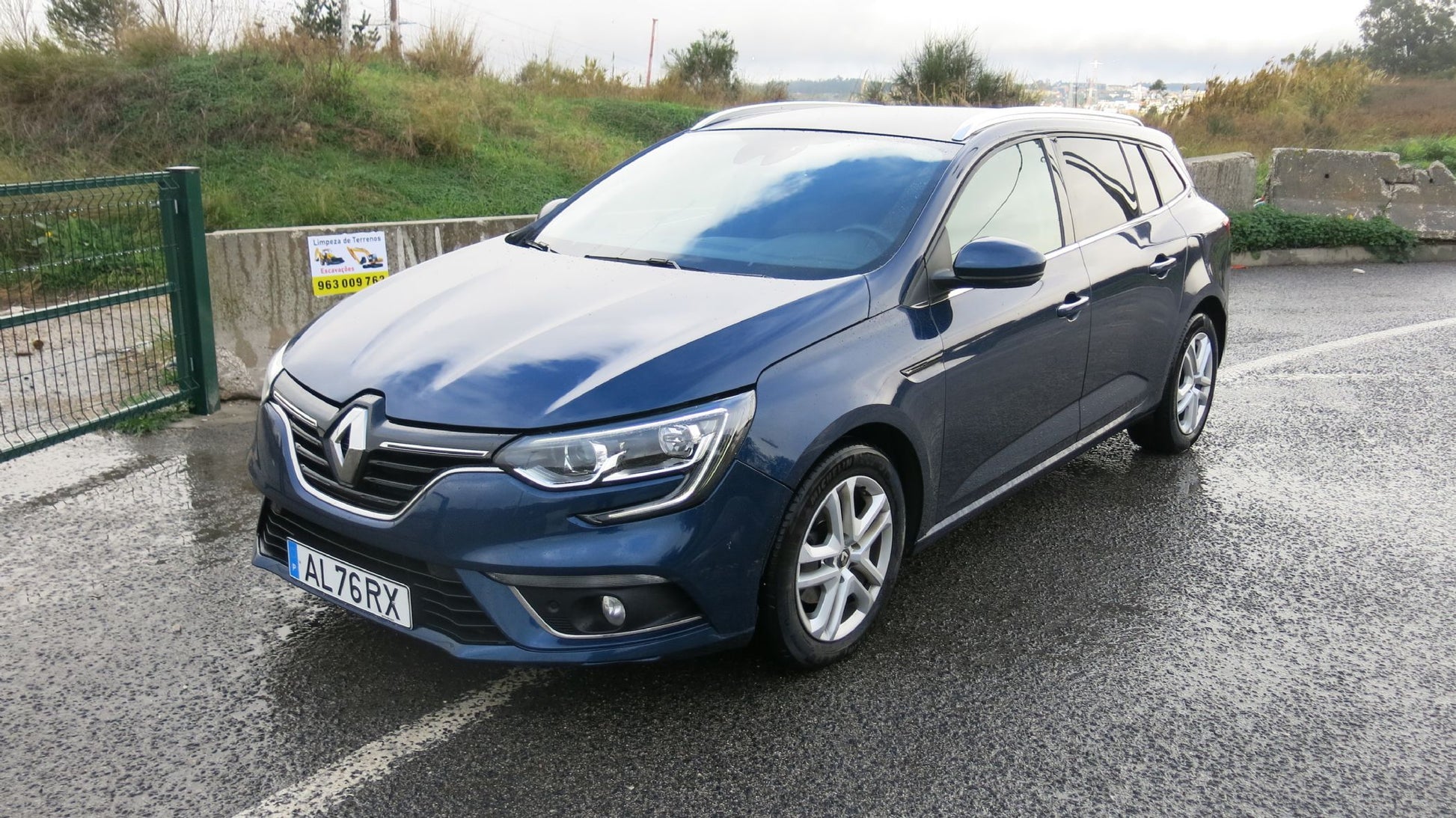www.Particulares.PT - Renault Megane Sport Tourer 1.5 Blue dCi Limited EDC - Carro Usado